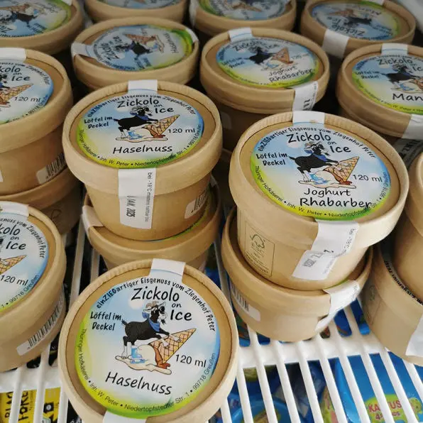 Eiscreme Becher in verschiedenen Geschmacksrichtungen