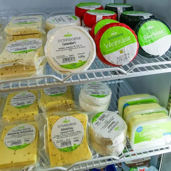 Blick in Kühlschrank mit verschiedenen Käsesorten
