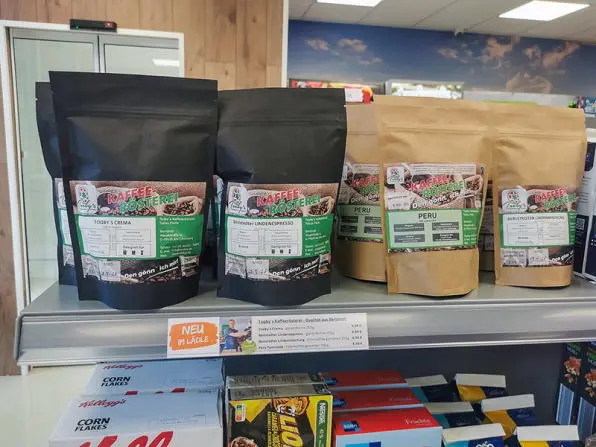 Regal mit Kaffeepäckchen
