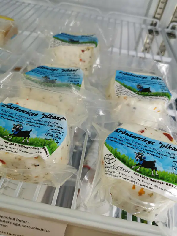 Blick in Kühlschrank mit Ziegenkäse