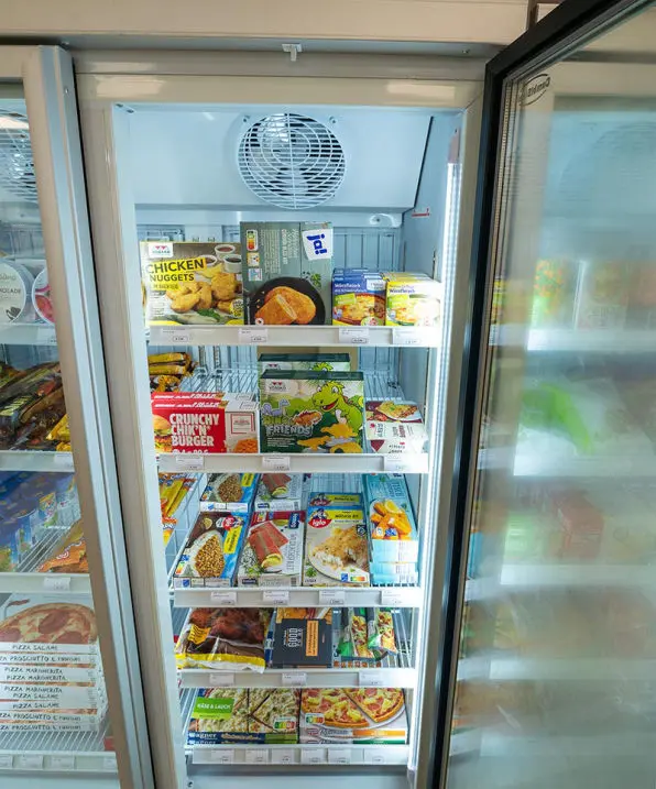 Blick in Kühlschrank mit verschiedenen Produkten