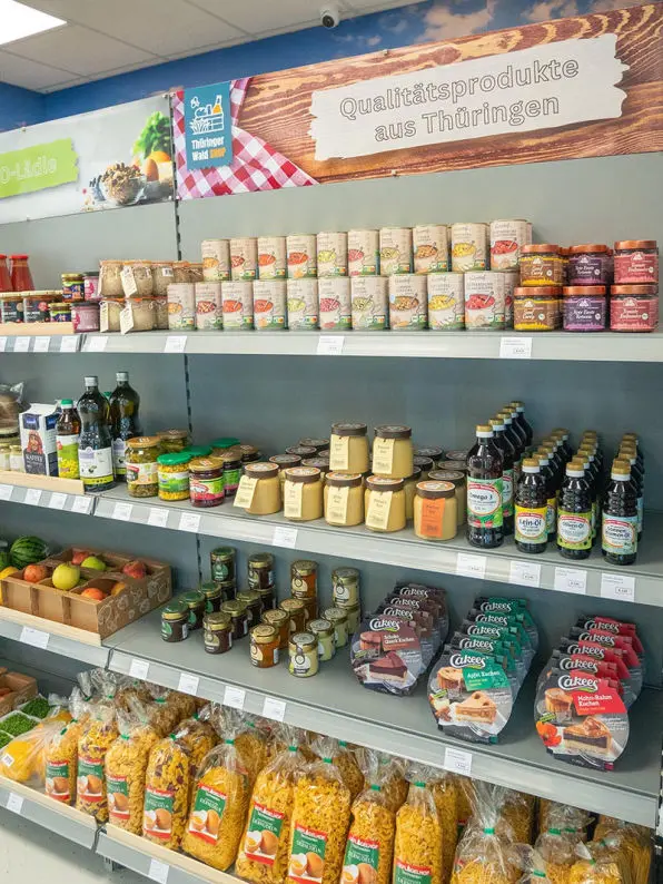 Regal mit verschiedenen Produkten aus Thüringen